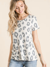 Load image into Gallery viewer, Basic Leopard Print Tee
