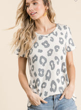Load image into Gallery viewer, Basic Leopard Print Tee
