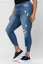 Load image into Gallery viewer, Mid rise distress fray hem crop skinny- Cello Brand
